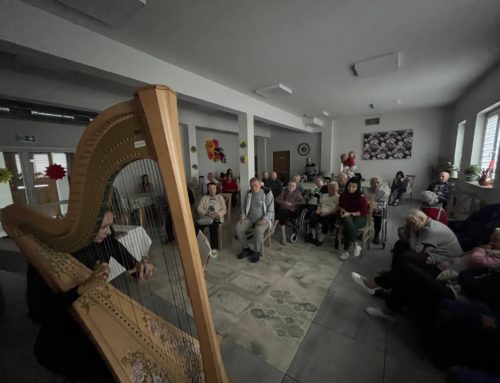 Gościmy w domu seniora wyjątkową artystkę – panią harfistkę Cristina Harp